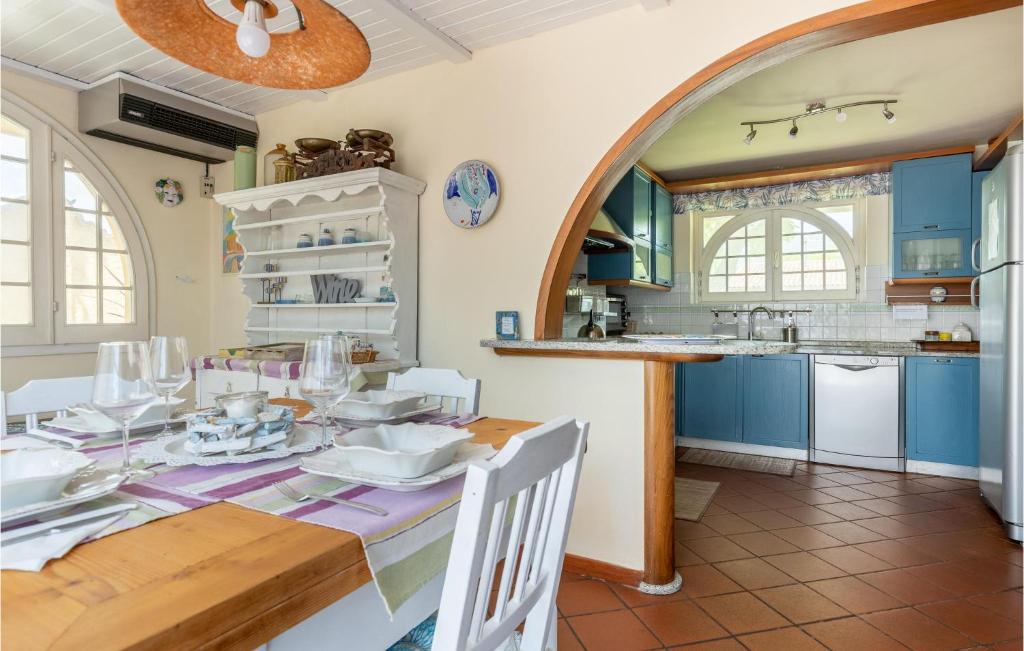 Kuchnia lub aneks kuchenny w obiekcie Gorgeous Home In Massarosa -Lu-