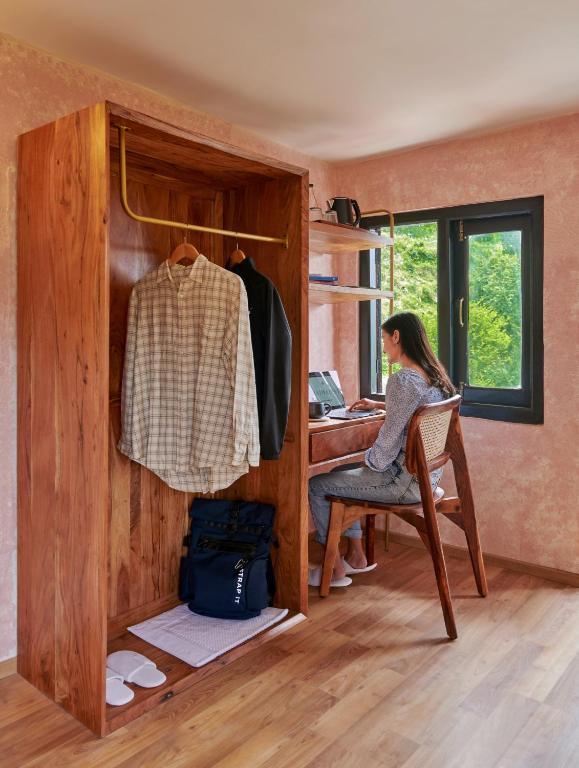 Minimalist : An Eco Farmstay - Sala De Reina Con Balcón