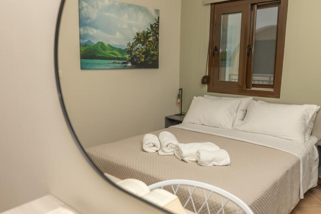 Postel nebo postele na pokoji v ubytování Natura Suites