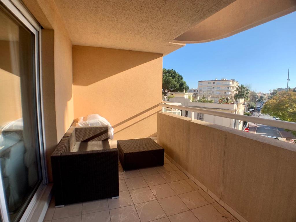 einen Balkon mit einer Bank und einem Fenster in der Unterkunft Appartement Hesperides avec Terrasse in Cannes