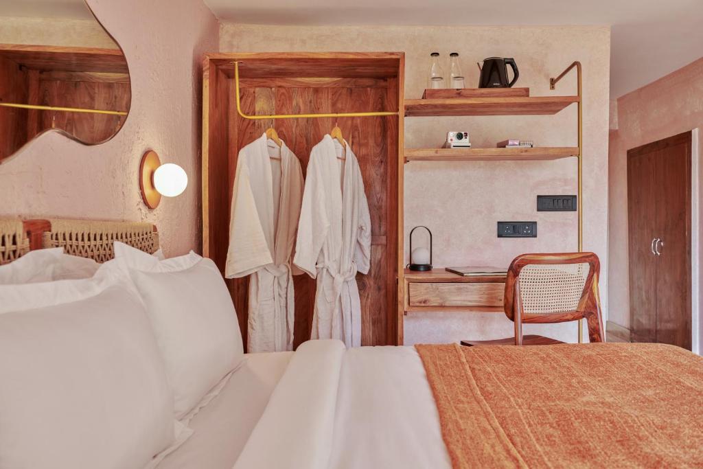 Minimalist : An Eco Farmstay - Room King Con Mountain View