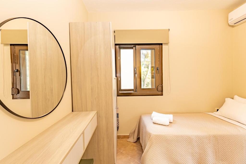 Postel nebo postele na pokoji v ubytování Natura Suites