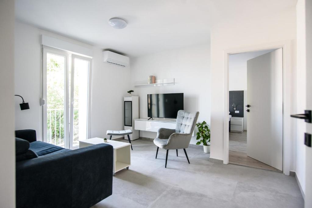 - un salon blanc avec un canapé et une chaise dans l'établissement Boby Apartment, à Dubrovnik