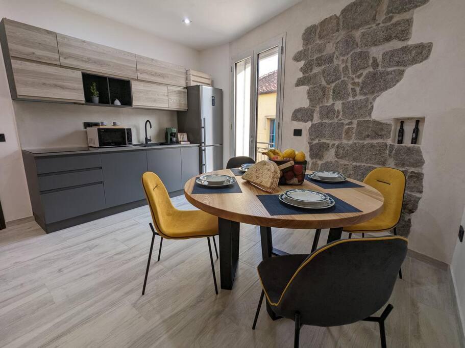 cocina y comedor con mesa y sillas en Santeria Modern Loft, en Tortolì