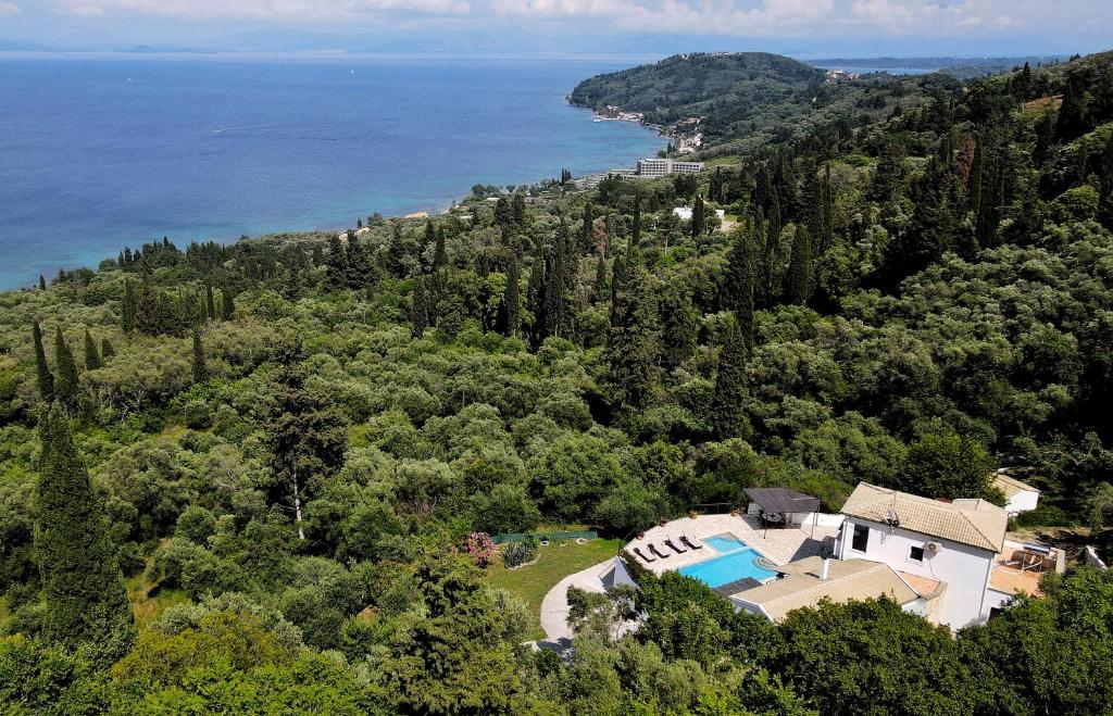 una vista aerea di una casa su una collina vicino all'oceano di Villa Boukari a Chlomós