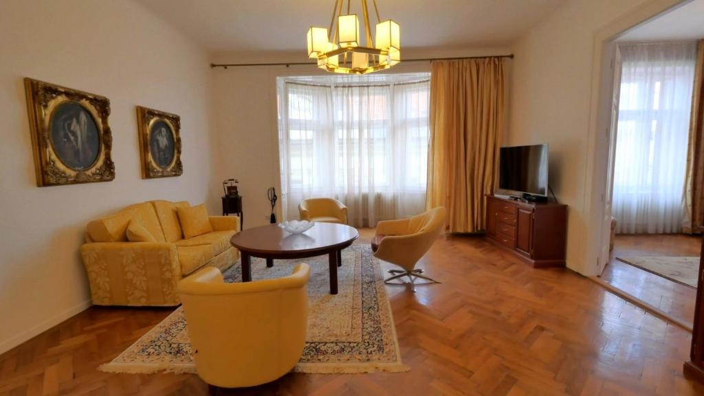 sala de estar con sofá, mesa y sillas en Veľký 3i apartmán v centre mesta en Bratislava