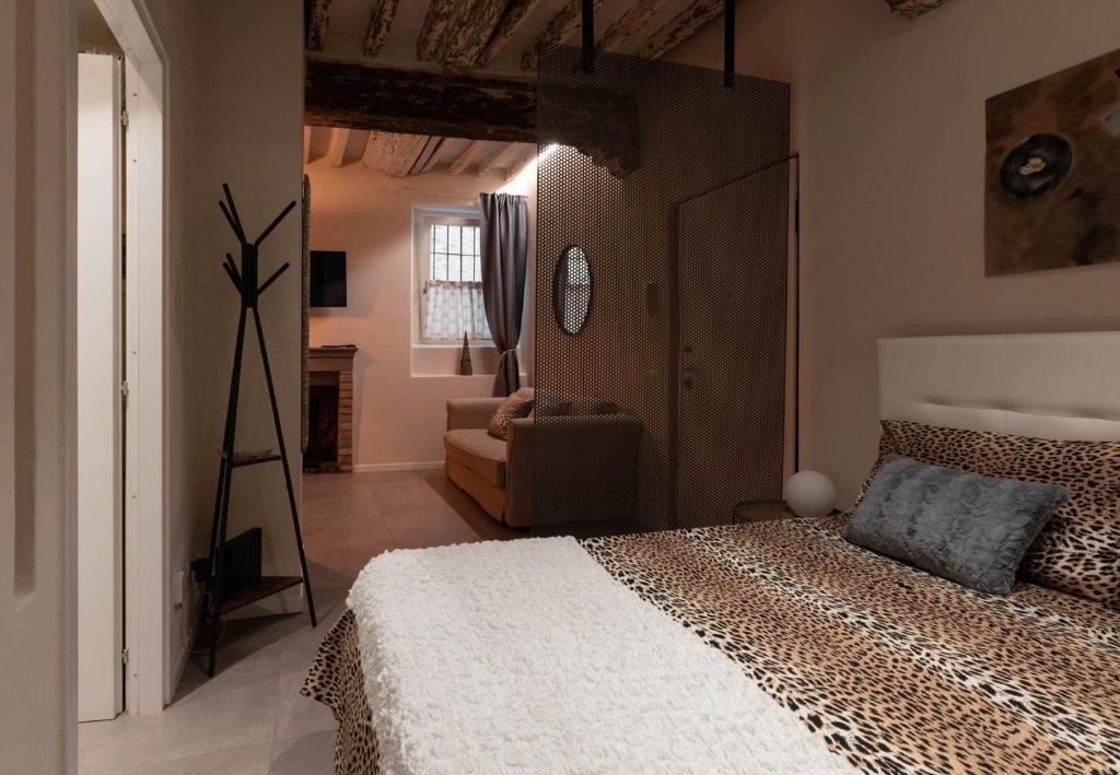 um quarto com uma cama grande e um sofá em BORGO DEGLI STUDI 7 em Parma