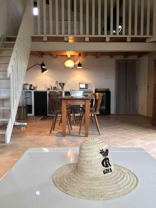 - un chapeau assis sur une table dans le salon dans l'établissement Uzès proche,charmant pied a terre avec terrasse, à La Bastide-dʼEngras