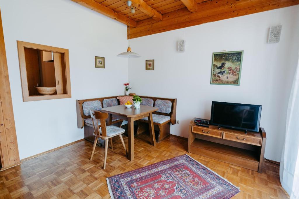 TV a/nebo společenská místnost v ubytování Villa Fernblick