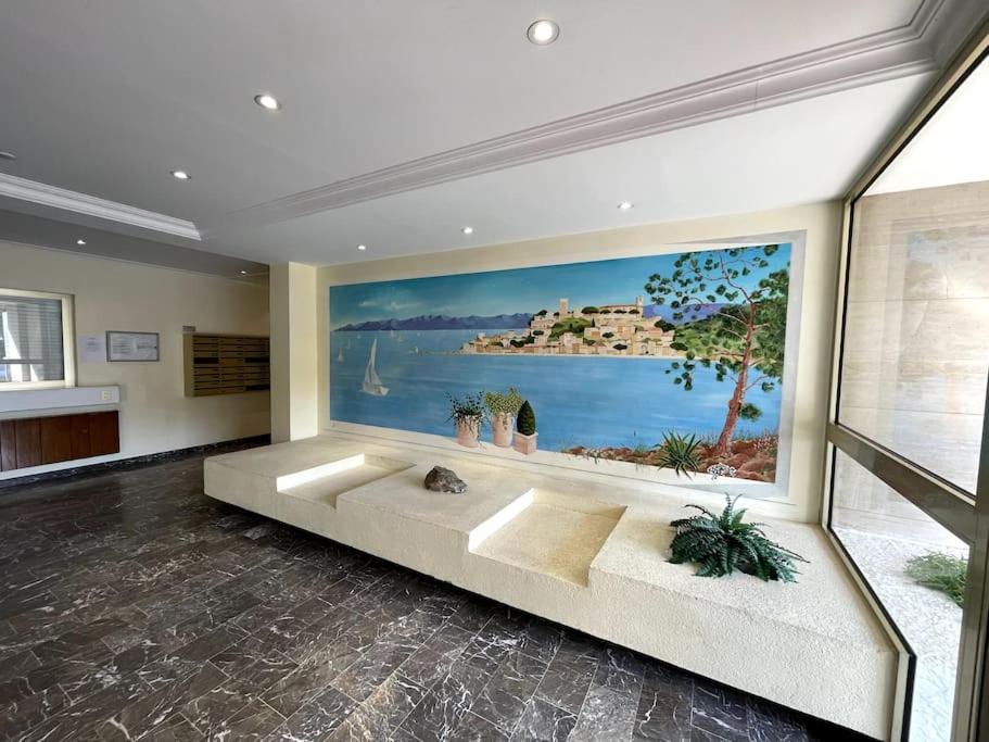 ein Wohnzimmer mit einem großen Gemälde an der Wand in der Unterkunft Beach Studio Cannes in Cannes