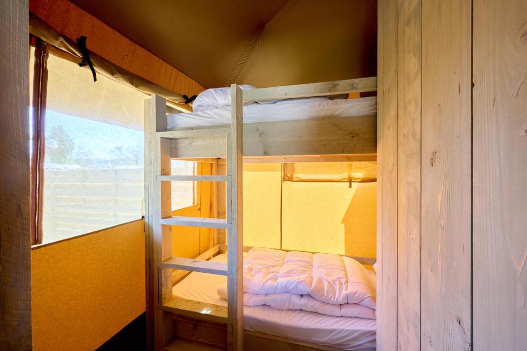 Postel nebo postele na pokoji v ubytování Glamping Valkenburg