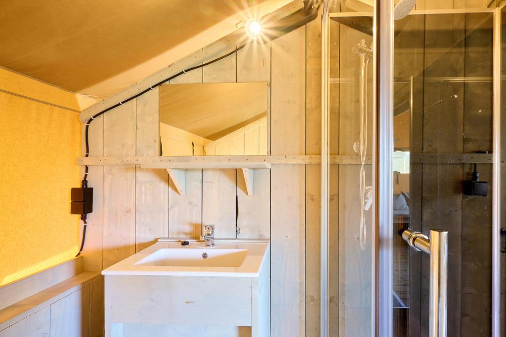 Koupelna v ubytování Glamping Valkenburg