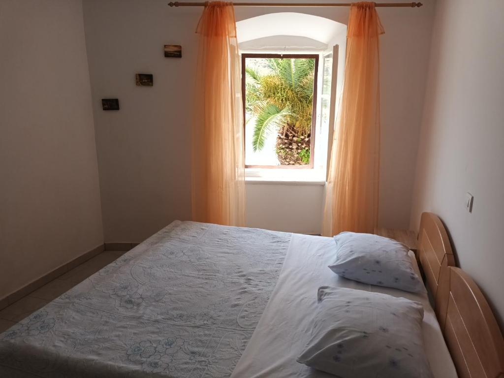 sypialnia z łóżkiem i oknem w obiekcie Apartment penthouse & apartment studio Franci w mieście Pag