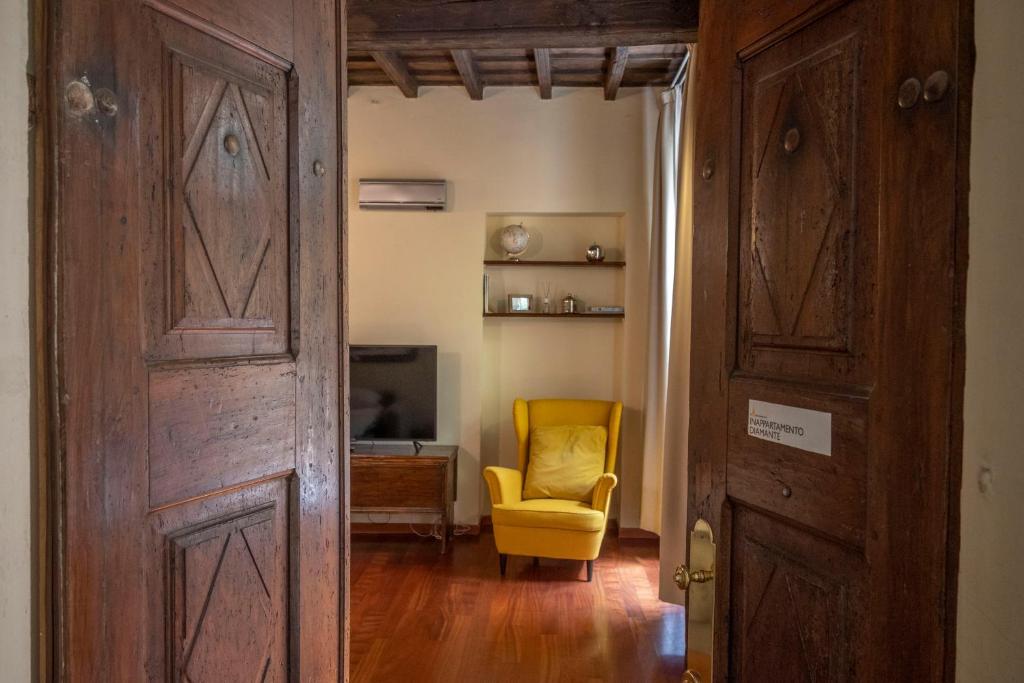 a hallway with a yellow chair and a door at Inappartamento Diamante in Turin