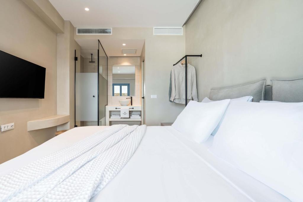 Postel nebo postele na pokoji v ubytování Aura Suites Paros