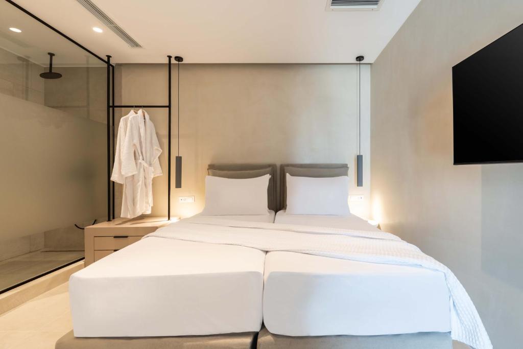 Postel nebo postele na pokoji v ubytování Aura Suites Paros