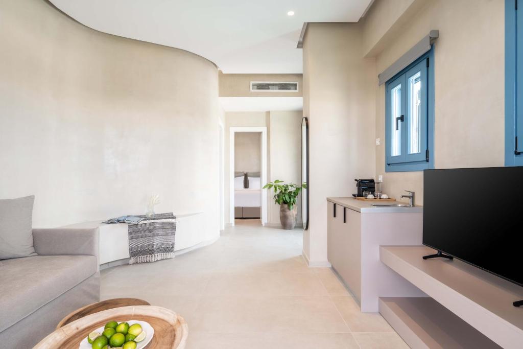 TV a/nebo společenská místnost v ubytování Aura Suites Paros