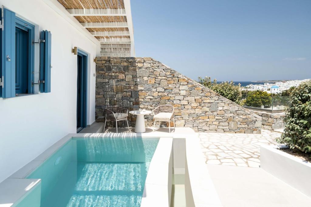 Bazén v ubytování Aura Suites Paros nebo v jeho okolí