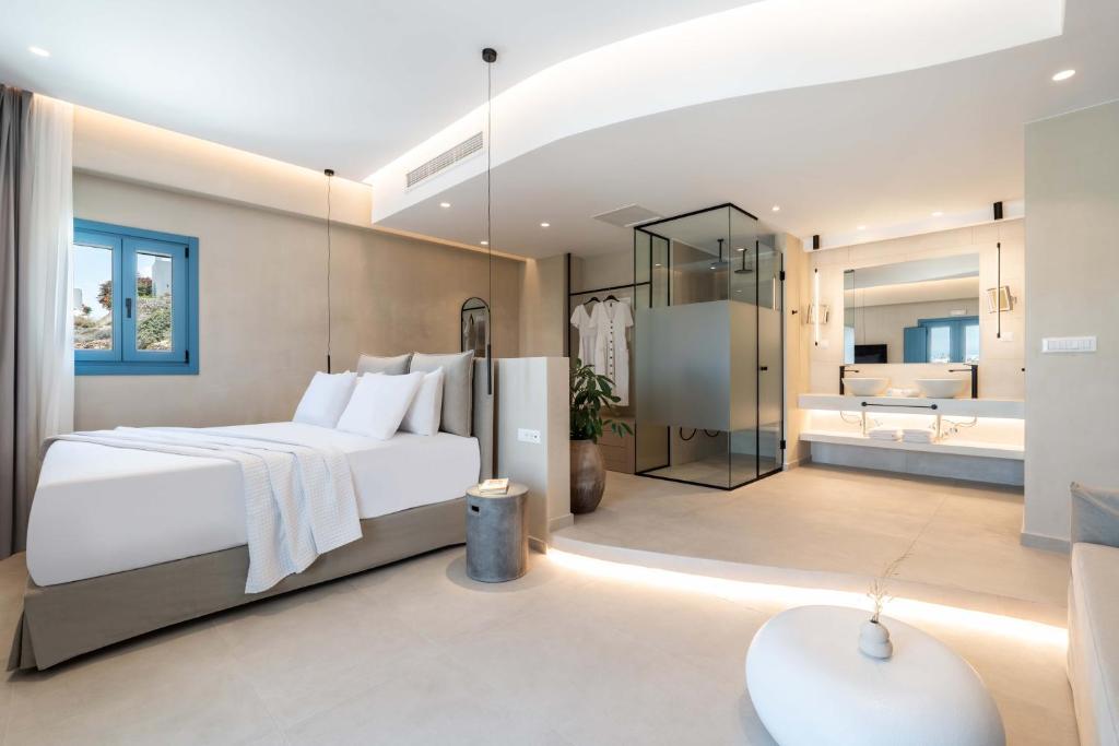 Postel nebo postele na pokoji v ubytování Aura Suites Paros