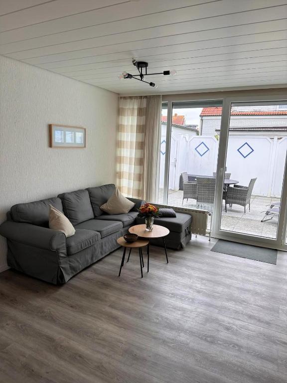 a living room with a couch and a table at Bungalow Süüdstraat in Norderney
