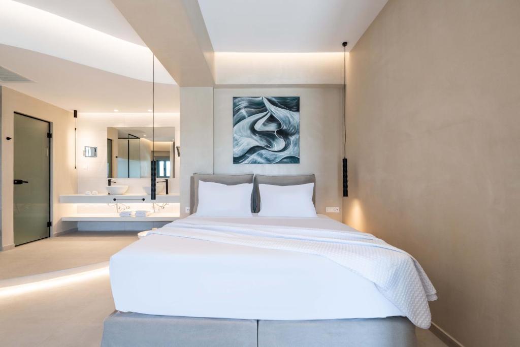 Postel nebo postele na pokoji v ubytování Aura Suites Paros