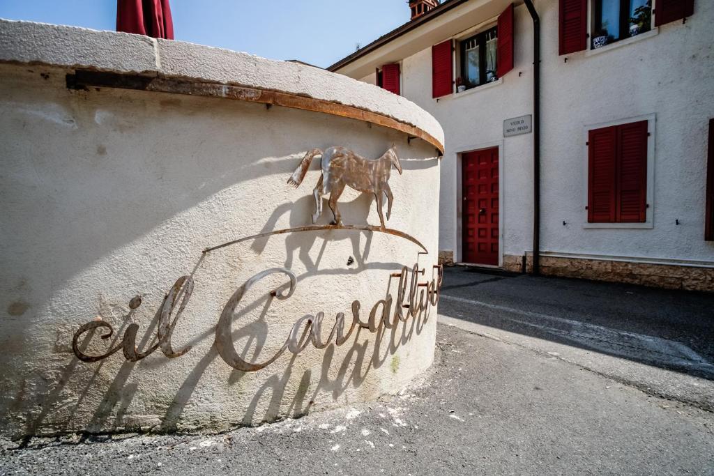 Locanda Il Cavallino في فاليجيو سول مينشيو: تمثال جواد على جانب الجدار