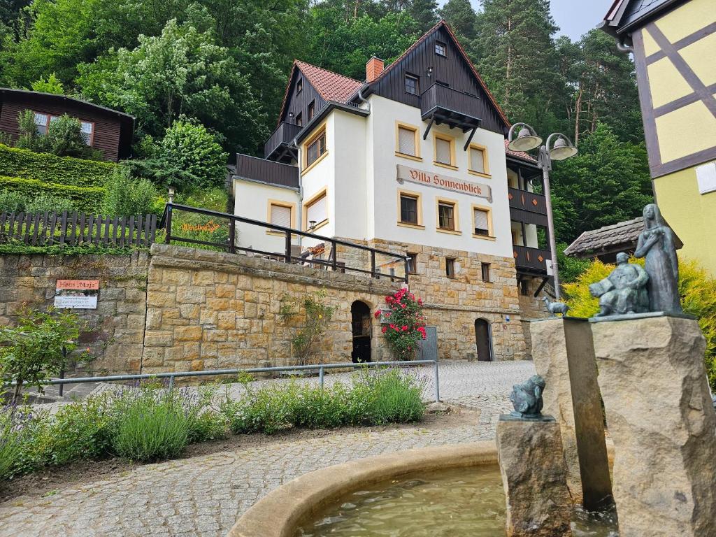 um edifício com uma fonte em frente em Villa Sonnenblick em Kurort Rathen