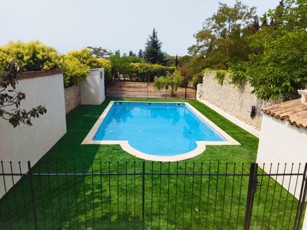 uma piscina no quintal de uma casa em Aur Blan - Chambres Le Somail em Le Somail