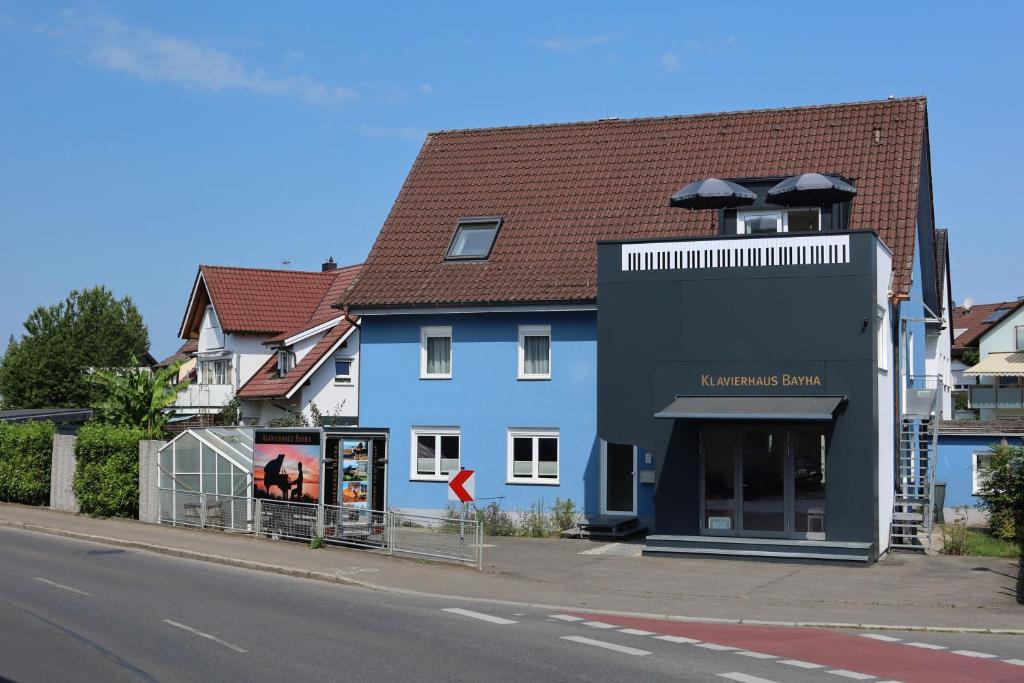 ein Gebäude an der Straßenseite in der Unterkunft FeWo Bayha "Im blauen Haus" in Langenargen