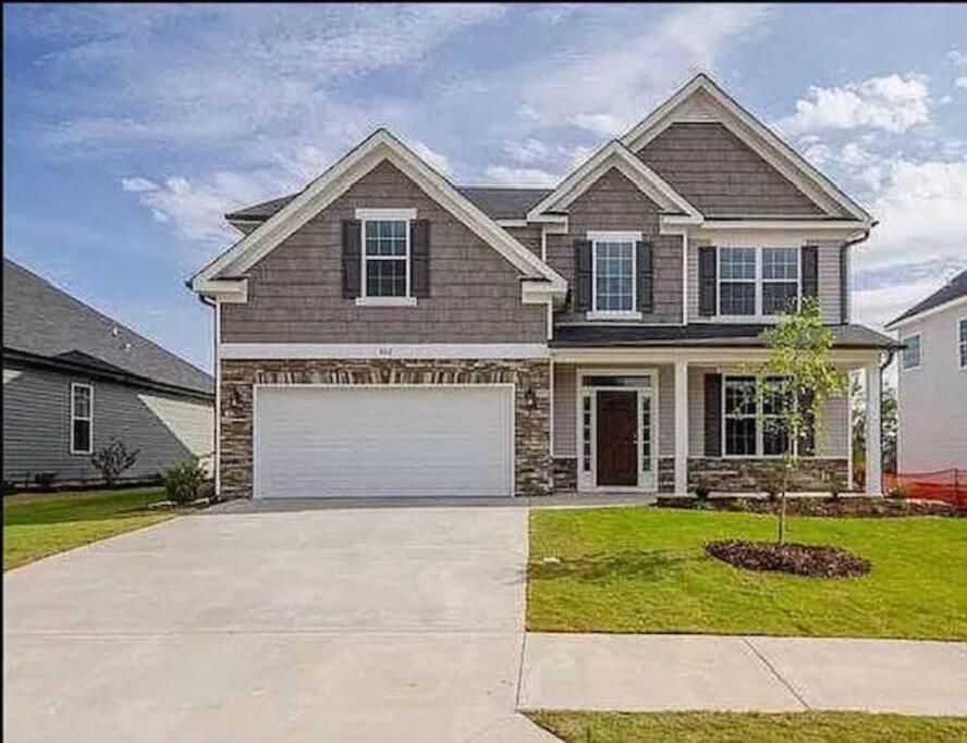 Vacation Home The Hot Tub Retreat, Grovetown, GA