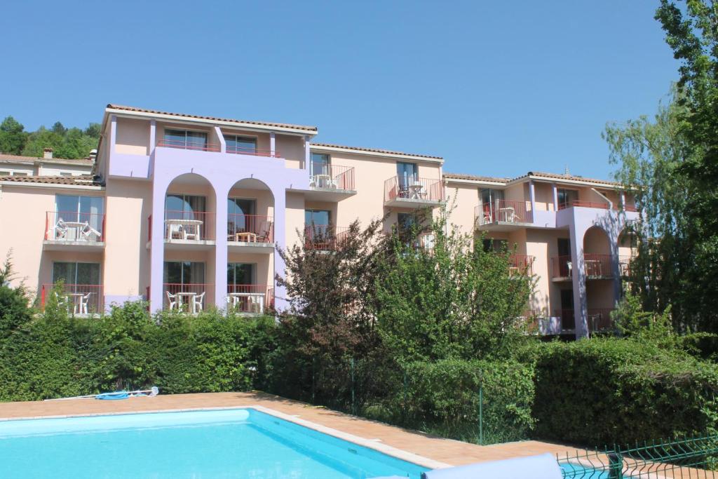 uma villa com piscina em frente a um edifício em Les Canyons du Verdon em Castellane