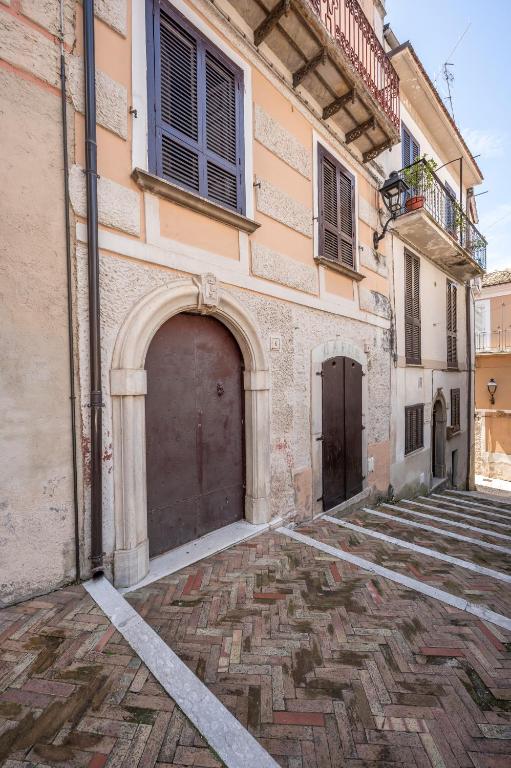 ein Gebäude mit einer großen Tür an der Seite in der Unterkunft Dimora Cavaliere Scioli in Monteroduni