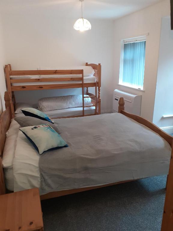 um quarto com 2 beliches e uma janela em Southbay Room 2 em Bridlington