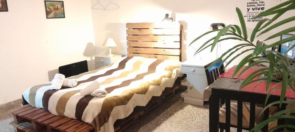 1 dormitorio con 1 cama con toallas en Renacer en Salta en Salta