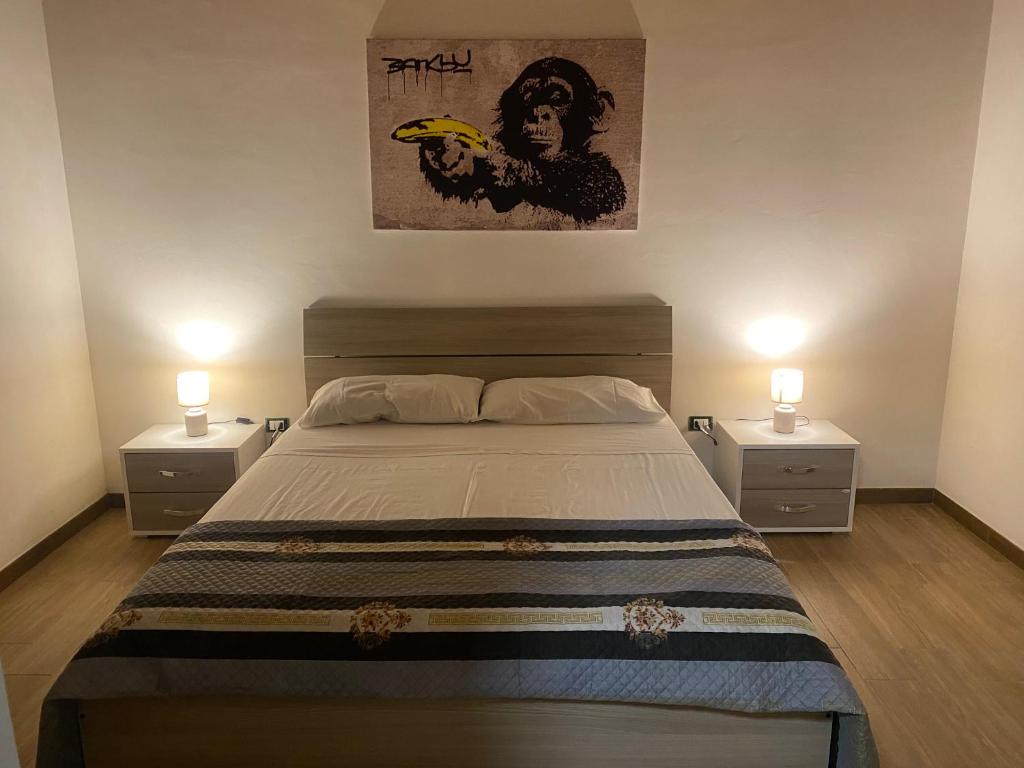 ein Schlafzimmer mit einem großen Bett mit zwei Nachttischen in der Unterkunft Da Maria Casa Vacanze in Marsala