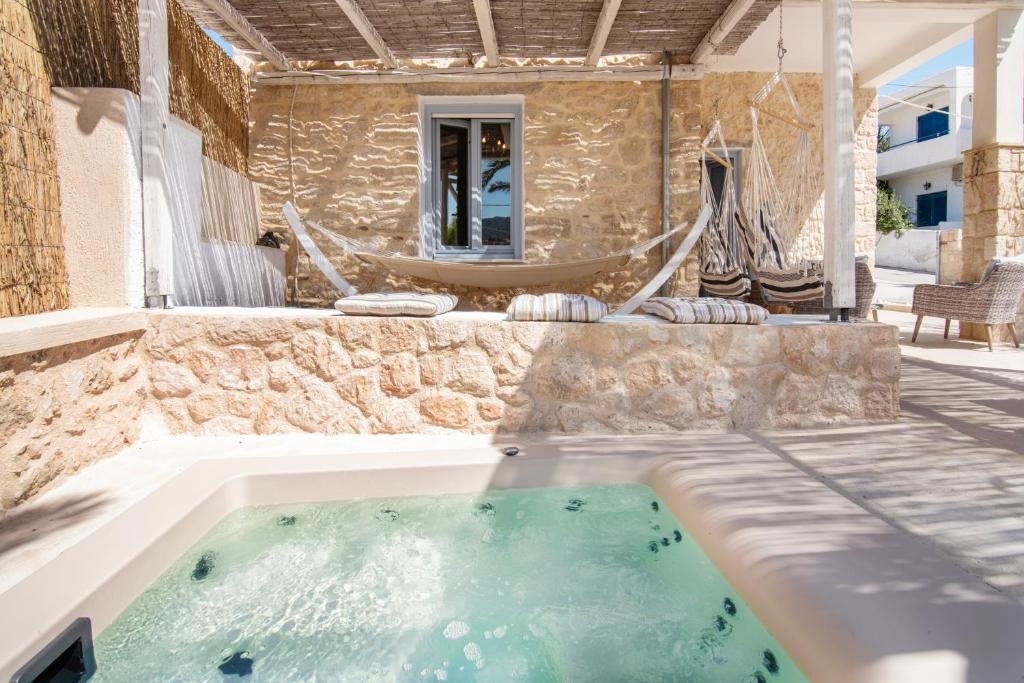 Bazén v ubytování TERRA E SOLE spa suite Aegina nebo v jeho okolí