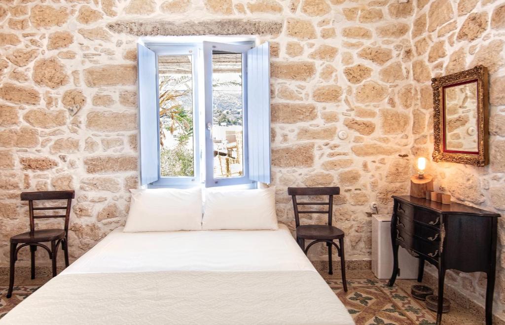 Postel nebo postele na pokoji v ubytování TERRA E SOLE spa suite Aegina