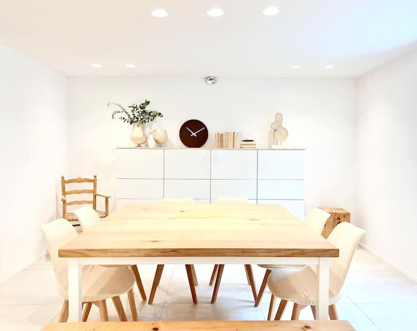 - une salle à manger avec une table et des chaises en bois dans l'établissement • Boutique Villa 26 • in Gambarogno, à Gambarogno