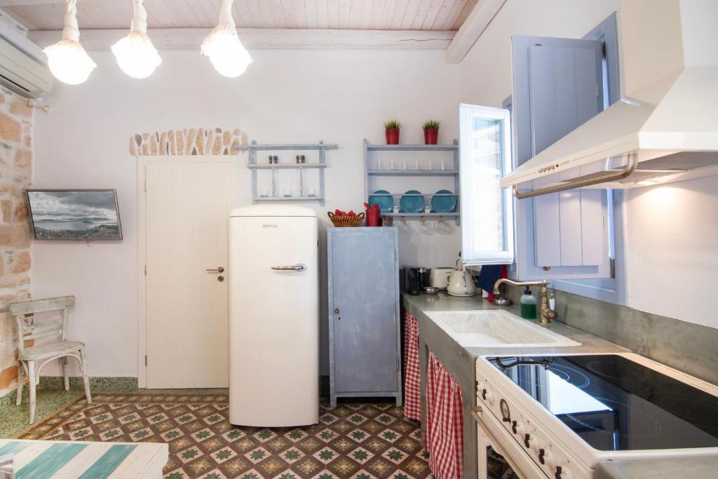 Kuchyň nebo kuchyňský kout v ubytování TERRA E SOLE spa suite Aegina
