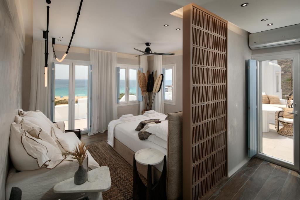 アギオス・プロコピオスにあるSea U Soon Seafront Suitesのベッドがあり海が見える寝室