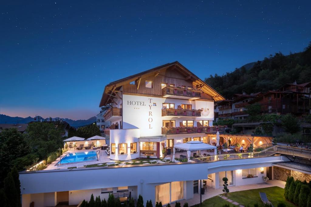 una imagen de un hotel por la noche en Hotel Tyrol, en Bresanona