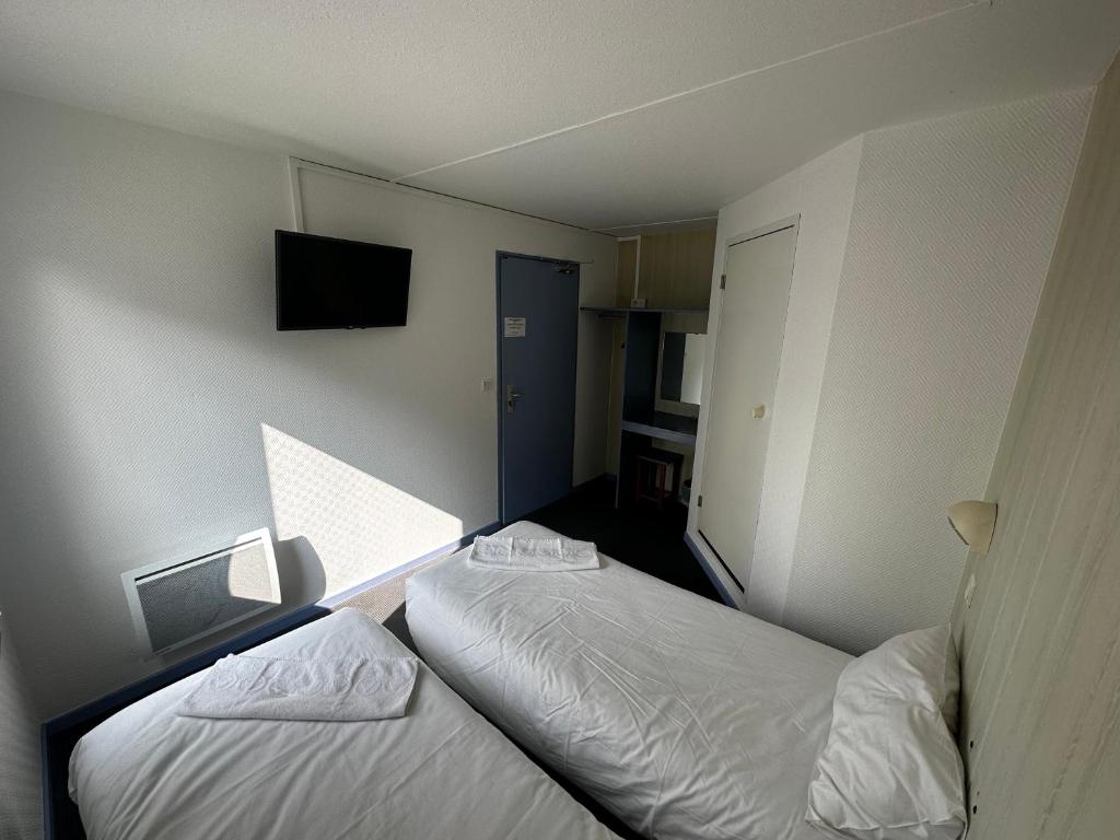 Postel nebo postele na pokoji v ubytování Hôtel Gex