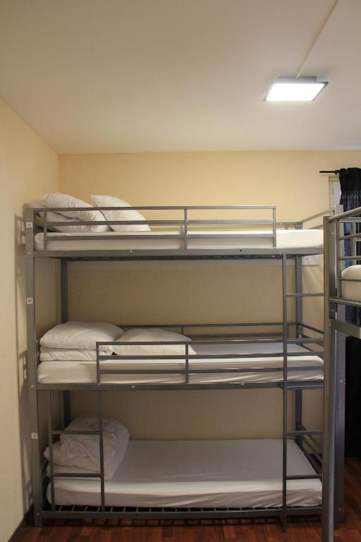 Palanda nebo palandy na pokoji v ubytování Stay2Night City Center Hostel