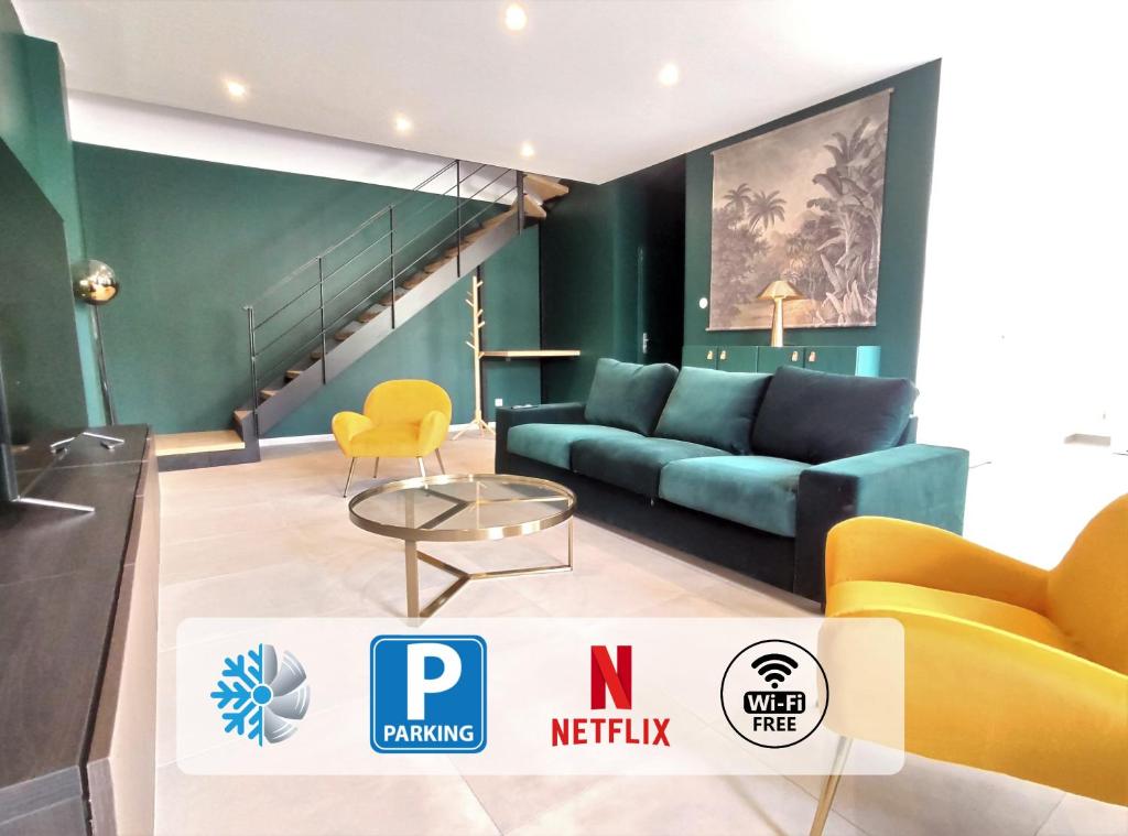 uma sala de estar com um sofá azul e cadeiras amarelas em ColorChic 3 étoiles - 120m2 Plein centre - Parking Privé Terrasse Clim em Mèze