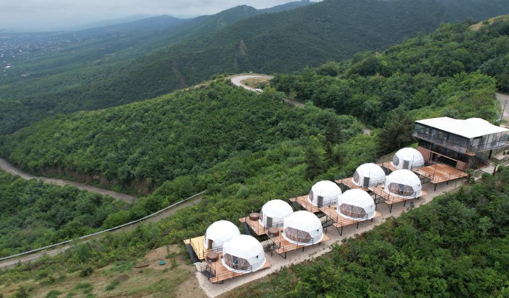 una vista aérea de un grupo de satélites en un tren en Signagi Glamping en Sighnaghi