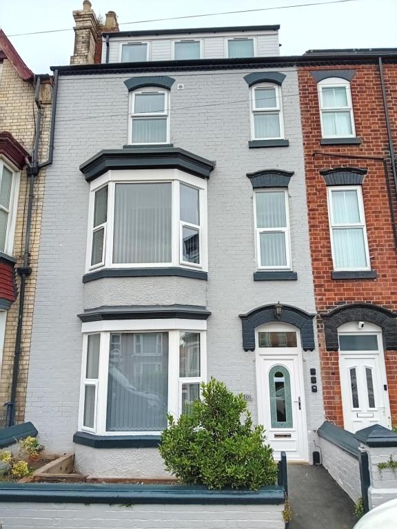 Casa de ladrillo grande con ventanas blancas en Windies apartment 3, en Bridlington