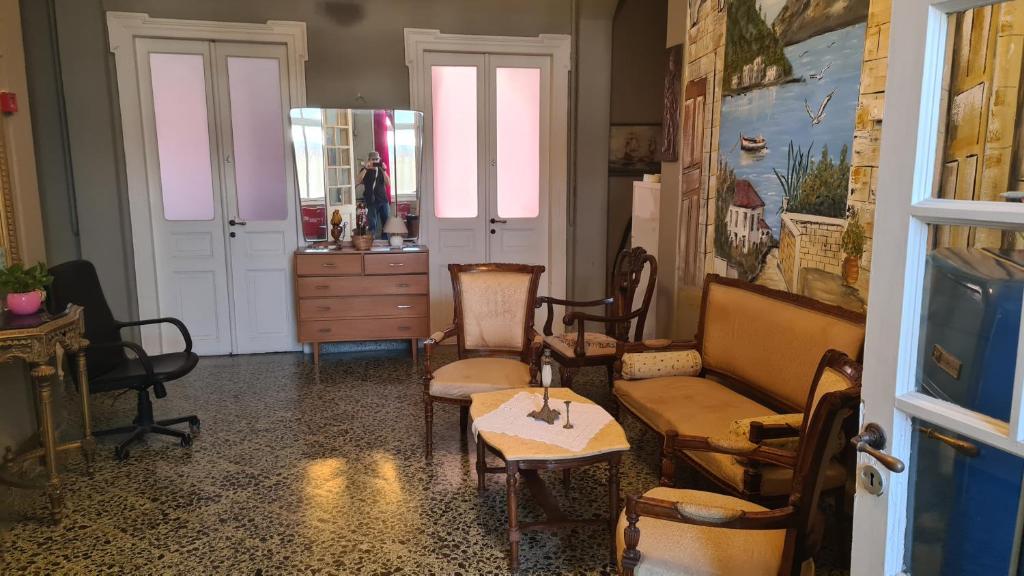Posezení v ubytování Doukas Hostel Room