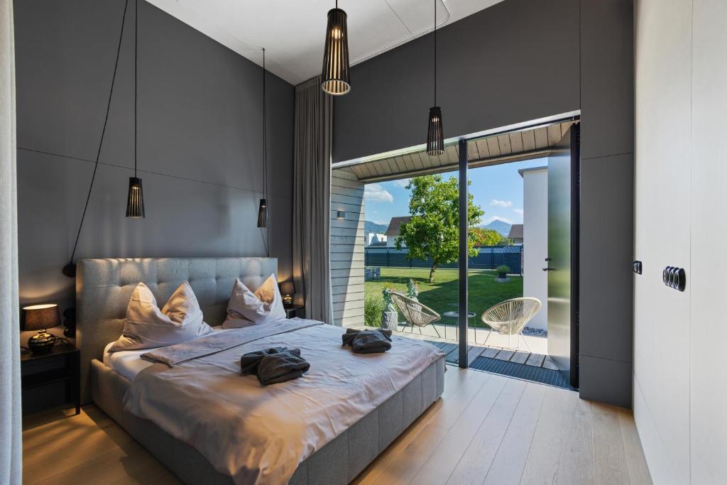 Tempat tidur dalam kamar di KODA LOFT EXTENDED - Urlaub im Tiny House Bodensee