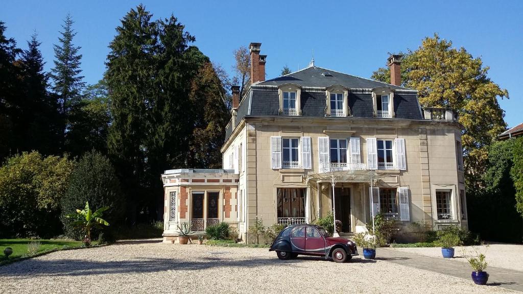 una casa vieja con un coche aparcado delante de ella en MaisonMazerand, en Cirey-sur-Vezouze