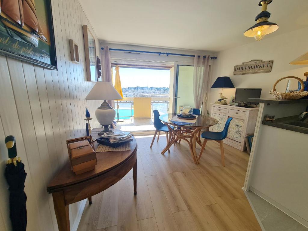 Η κουζίνα ή μικρή κουζίνα στο Ref 096 - Appartement T3 pour six personnes vue mer résidence avec piscine